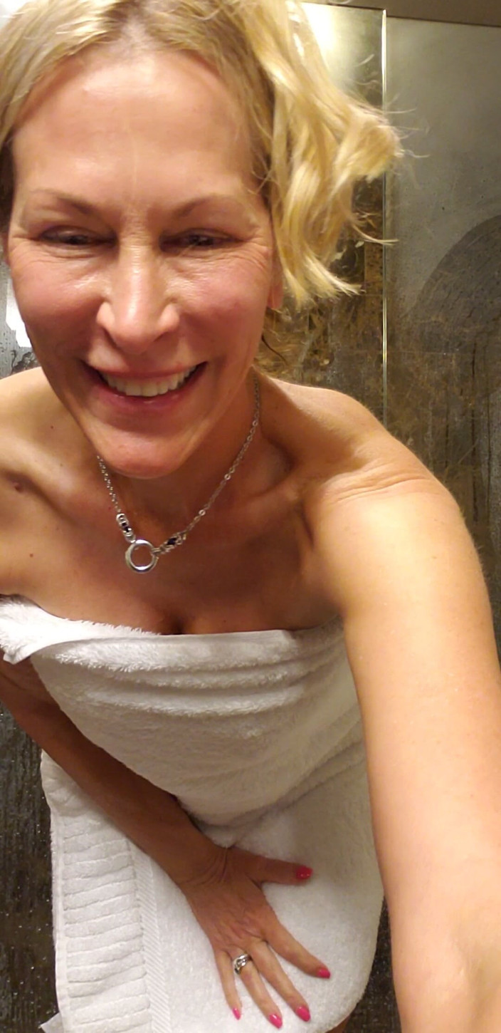 JessRyan: 熟女 camgirl jess ryan 在淋浴时肥皂