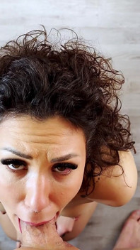 Ý đĩ bú cặc với deepthroat và liếm lỗ đít trong một rimjob đẹp... Cô ấy thích bị nhổ vào miệng!