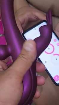 Moje są perforowane triluxem, wibratorem królika sterowanym przez aplikację z Honey Play Box