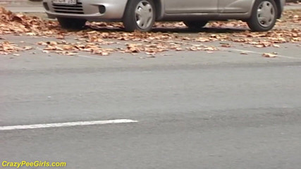 Crazy pee girls: Girl peeing between the cars
