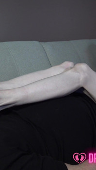 Ashley的快乐结局足部按摩梦中妹穿着袜子