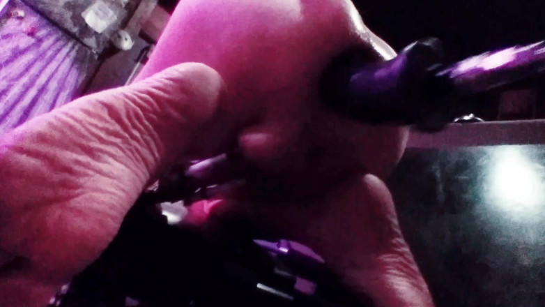 Tiffany Ciskiss: Девушку-жопу Tiffany Ciskiss трахнули в задницу машиной, показывая ступни