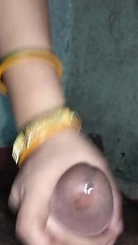 我把一个印度女大学生叫到我家，好好地操了一下。我在打破她的封印时玩得很开心。