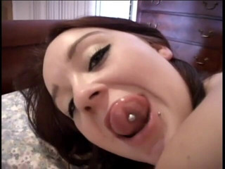 Wild Suckers: 摄影师拍摄一个可爱的纹身黑发荡妇吮吸他坚硬的鸡巴