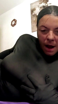 Strumpbyxor. Ansiktslös nylon kostym retas, finger suger och intensiv orgasm