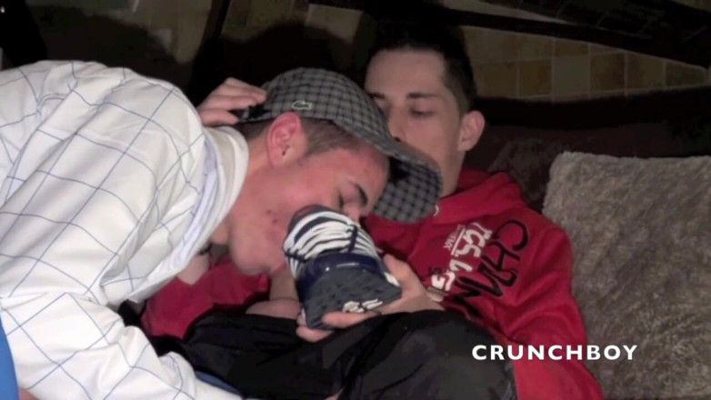 Sneaker gay: Sneaker submission at home with a scally boy