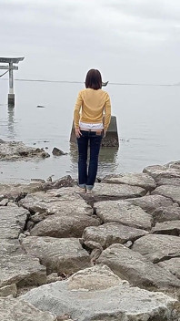 Outdoor Exposure in Ultra-low-rise Jeans
