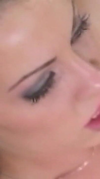 Minyon esmer aynı anda iki yarak almayı seviyor