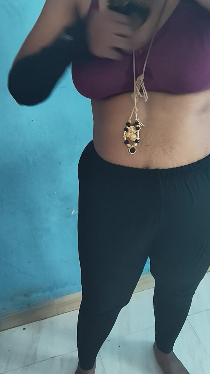 Tamil lesbian: Desi vestita con culo grosso e tette