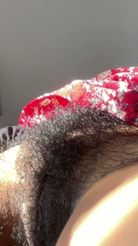 Si Infila Un Dildo Nella Figa Pelosa Sotto La Luce Del Sole