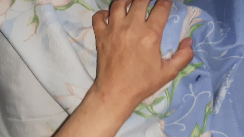 Lesbian-candys: Я по очереди играю с кисками моих соседей под одеялом