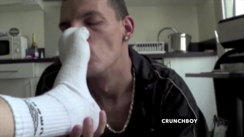 FETISH BDSM STUDIO: Muchacho escamoso perdido a pies árabes sucio