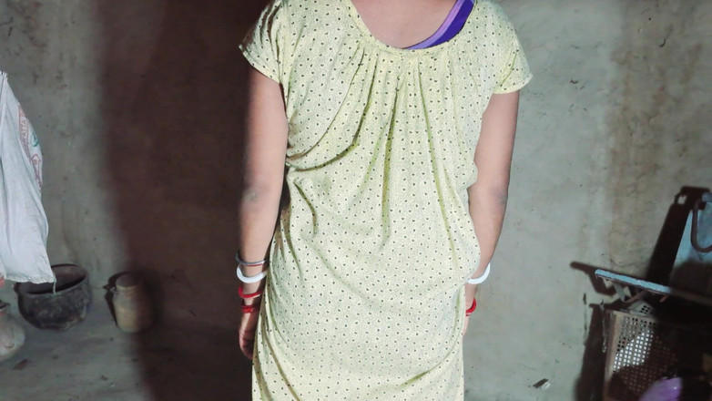 Trilokinath: デシ村のおばさんがボーイフレンドと食事をしている