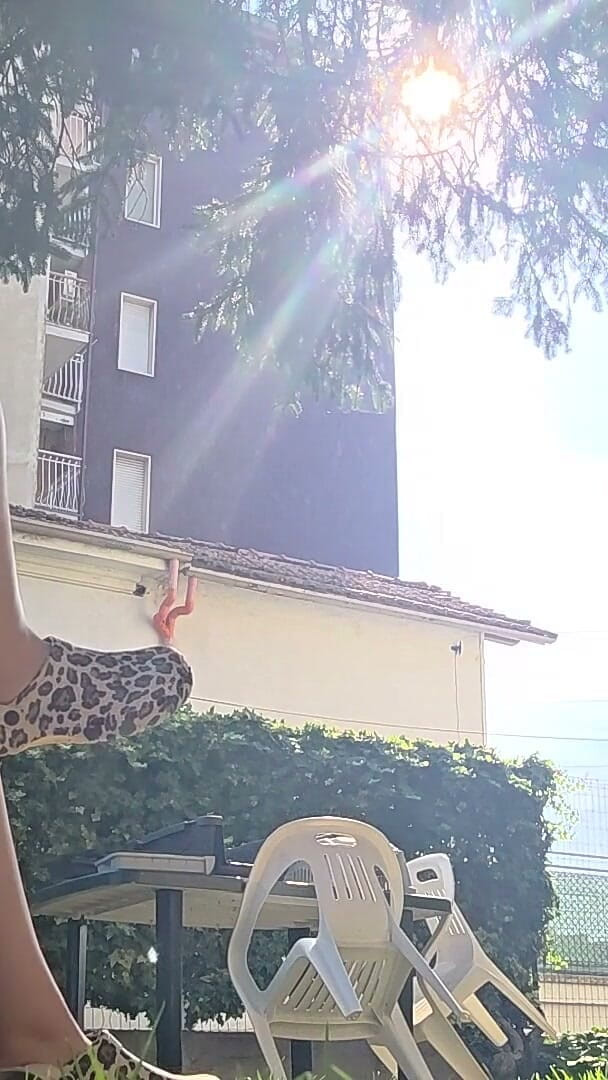 Nicoletta Embassi: Sole Bollente in Giardino: Bikini Minimo, Sandali Mimetici E Voglia...