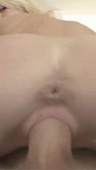 Une jolie blonde de 18 ans subit un sexe anal profond comme une salope professionnelle.