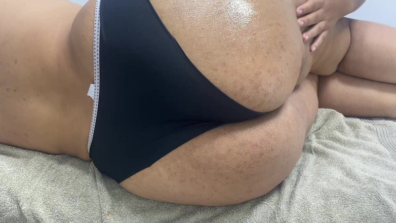 zendella usain: Thong hitamnya tidak muat dalam pantat besar itu