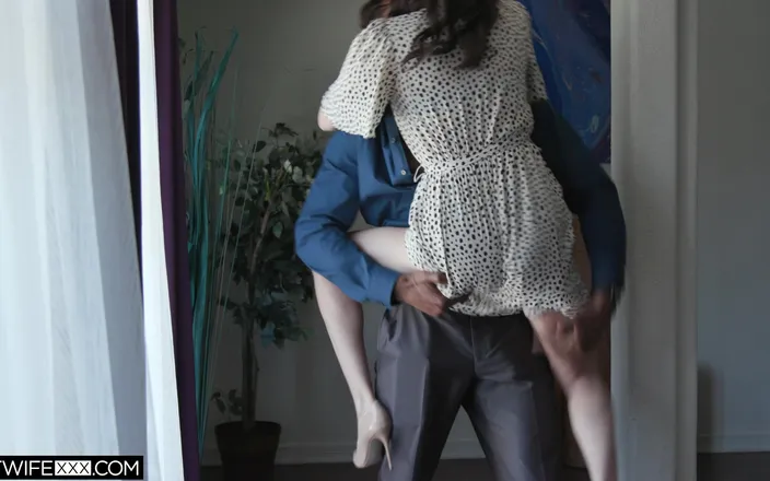 HotwifeXXX: Sexy Busty Wife Linzee Ryder Gets a Second Meating