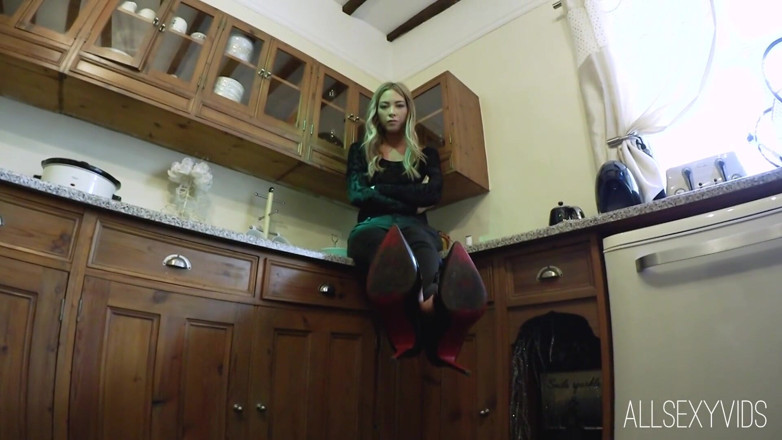 All Sexy Vids: Natalia Forrest sabe que você é um pervertido por sapatos usados