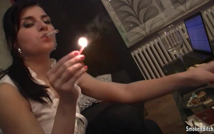 Smoke it bitch: Fumando dopo una sborrata facciale!