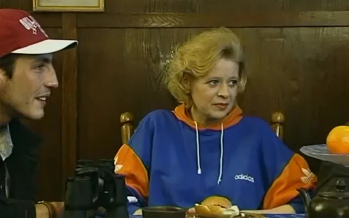 Milfed retro: Посетил мачеху моего бойфренда на ужин и трахнул ее