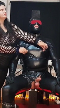 Lateks Clad Stud Memerah Keras Oleh Awek Domme Mengusik