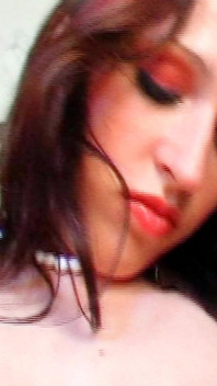 Bea fa un bagno estivo in rosso