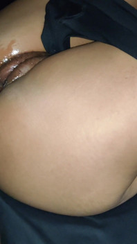 Satisfaciendo a mi hermanastra cachonda en la noche