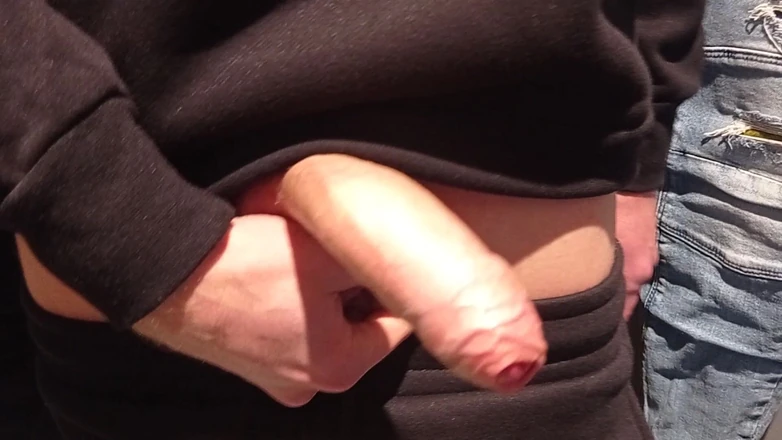 Dick Boys Studio: Мужик дрочит в примерочной