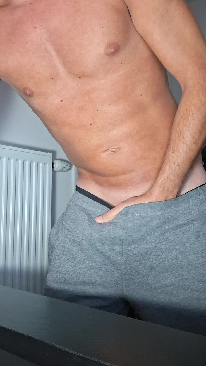 Xfroska: मैं अपने शॉर्ट्स और बॉक्सर में जोरदार चुदाई करता हूं