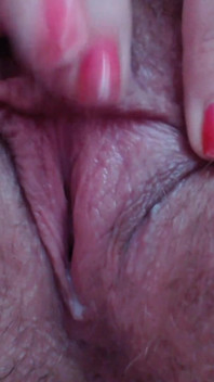 Gros clito, chatte poilue, éjaculation