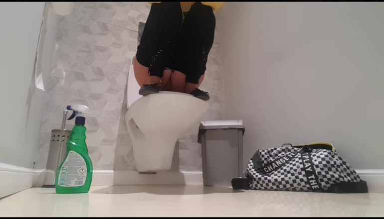 Erotic Tanya: Scene di scoreggia in bagno
