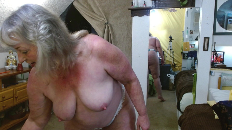 dawnskye1962: 1189 La prima revue del reggiseno di sempre- come una...