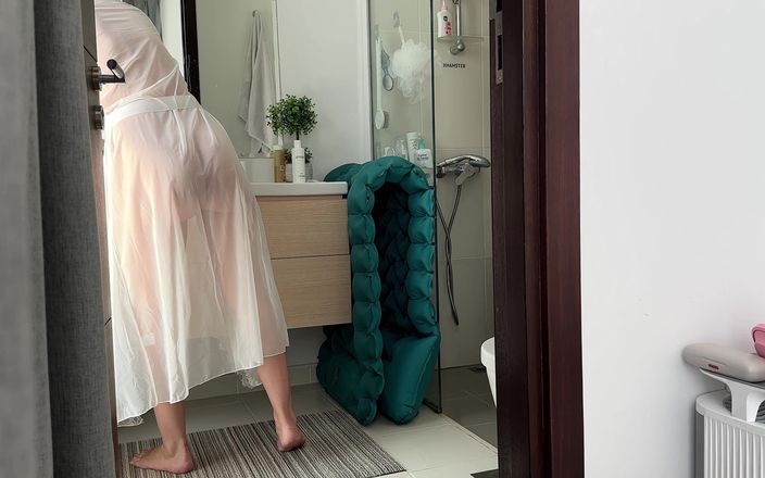 Alina Rai: Mẹ kế làm sạch phòng tắm trong chiếc váy hoàn...
