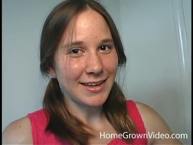 Homegrown Video: Alexia zalana w owłosionej cipce