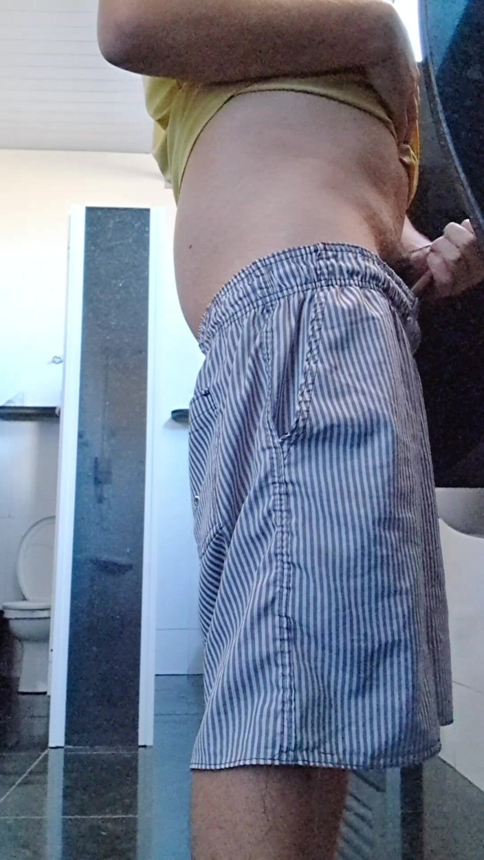 Marcosninfo: Ich war allein im Badezimmer des Ladens und habe viel...