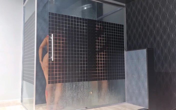 Iron Bikerr: Futai în duș, spermă în față