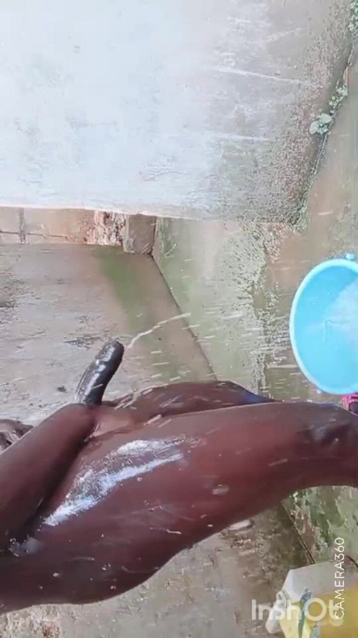 Hongi: Pijat besar pria kulit hitam di pesta seks afrika