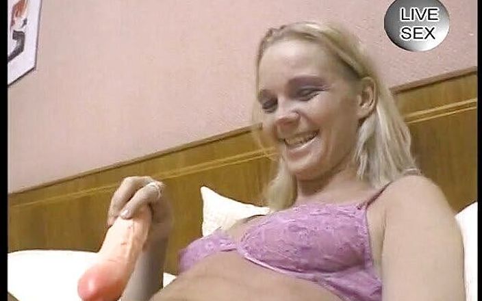 Horny Two really wet MILFs: Sarışın sürtük kameralı adam tarafından amına dildo alıyor ve tıraş...