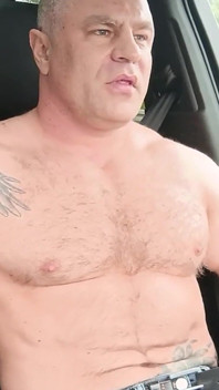 Řídím nahý v autě na dálnici a honím si to, dokud se neudělám