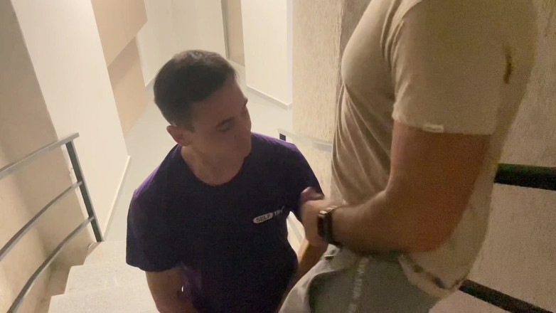 Nick Lewis: Kouření Hung Stud na schodišti