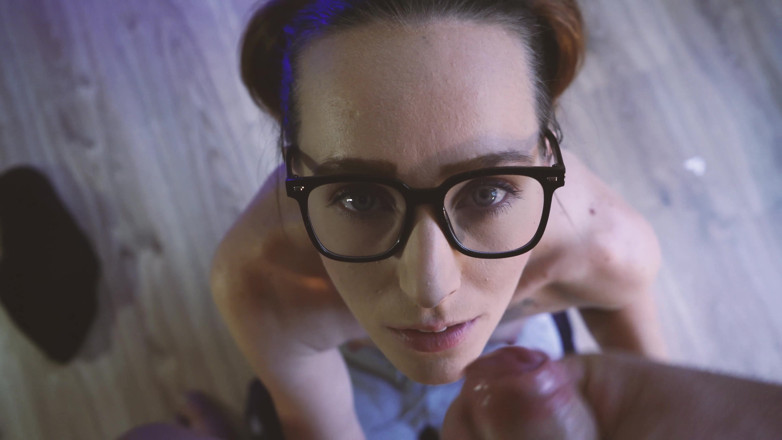 Alicia Robertz: Bratty nerdy dívka si hraje s předkožkou, saje ptáka, pak...