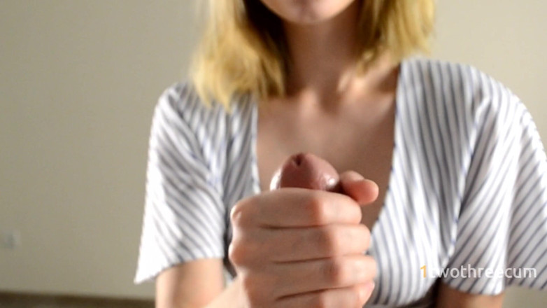 1twothreecum: Giovane modella amatoriale con tette perfette si prende un sacco...