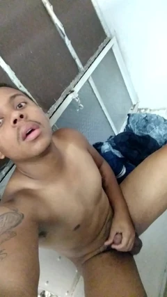 Sexy Twink vynaloží horkou krémovou šťávu z ptáka v práci