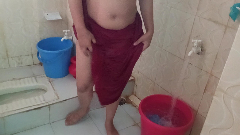 Sumahomesex: Bhabhi thay váy trong nhà vệ sinh, tôi quay video...