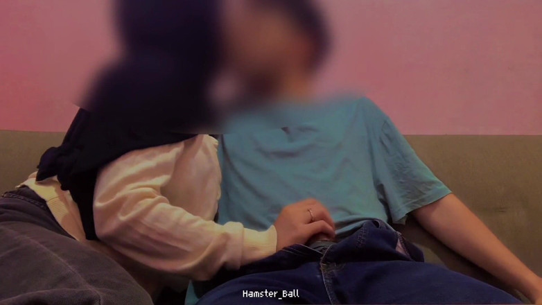 Hamster_Ball: Hanjob si gadis binal india berhijab lagi asik ngentot kontol...