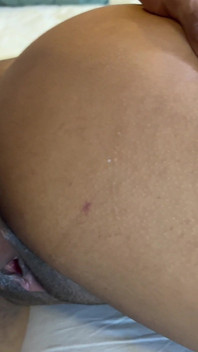 Küçük yaraklı erkek arkadaşından bıktı ve Cuckold House'da amını yıprattı