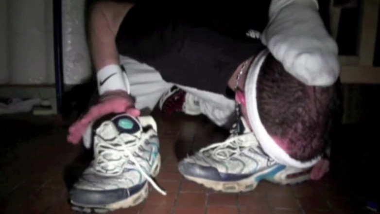 Sneaker gay: Ponížení v teniskách
