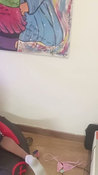 Esse cara está muito excitado. Ele está lentamente deslizando a mão dentro