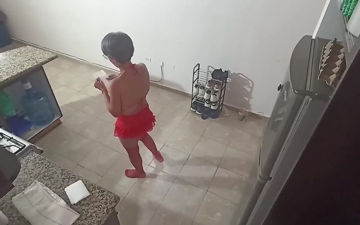 Swingersamateur40: Aku pergi ke dapur dan dia masukin kontolnya sampai kering.
