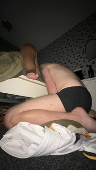 エッチなドム妻は奴隷の夫をひざまずかせて、彼のマンコを崇拝することができます